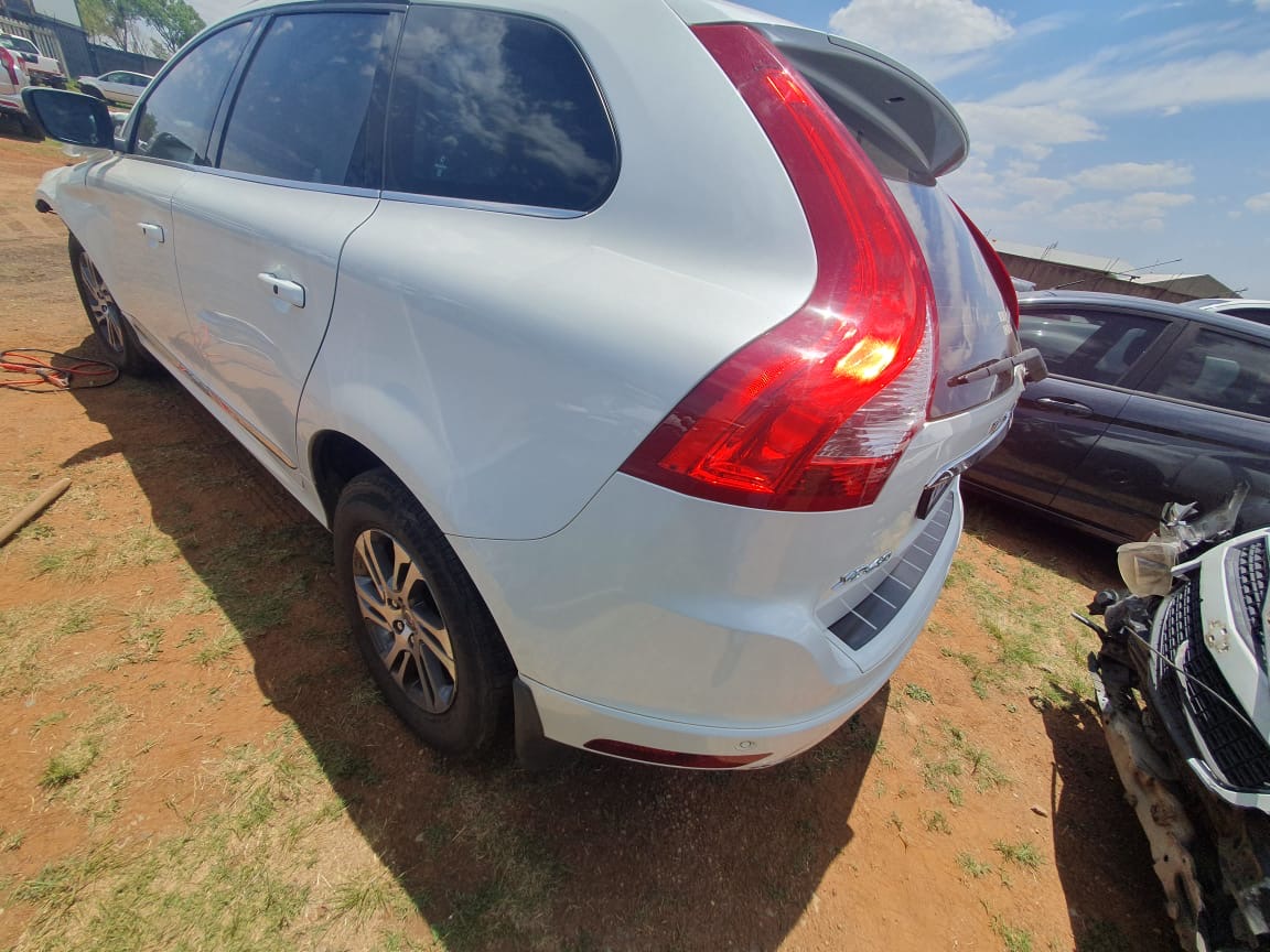 2016 Volvo XC60 SUV R-Design Geartronic (Drive-E) CODE 2